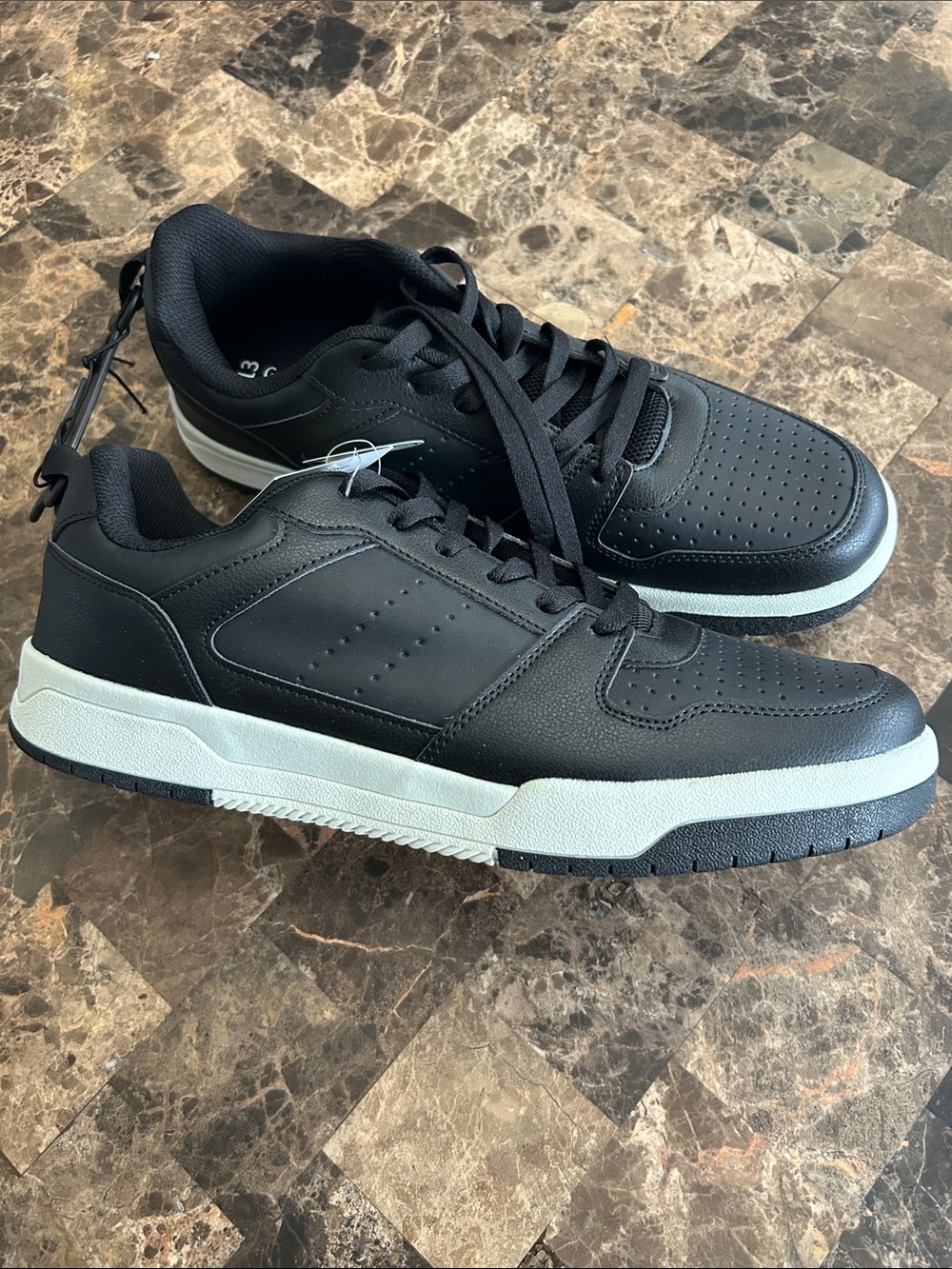 NWT 🆕 Men's Black Low-Top Athletic Sneakers size 13